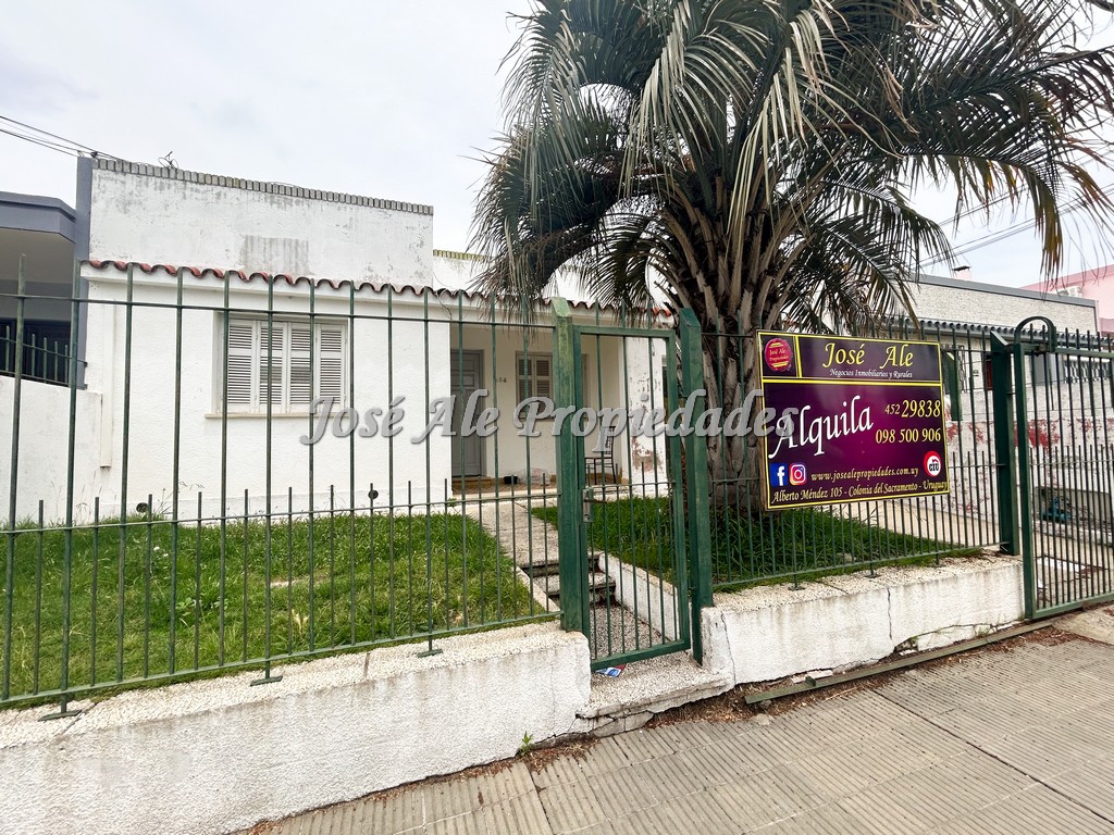 Imagen 3 de Casa ubicada en 2 Avenidas, cercada de la rambla y próxima a todos los servicios.