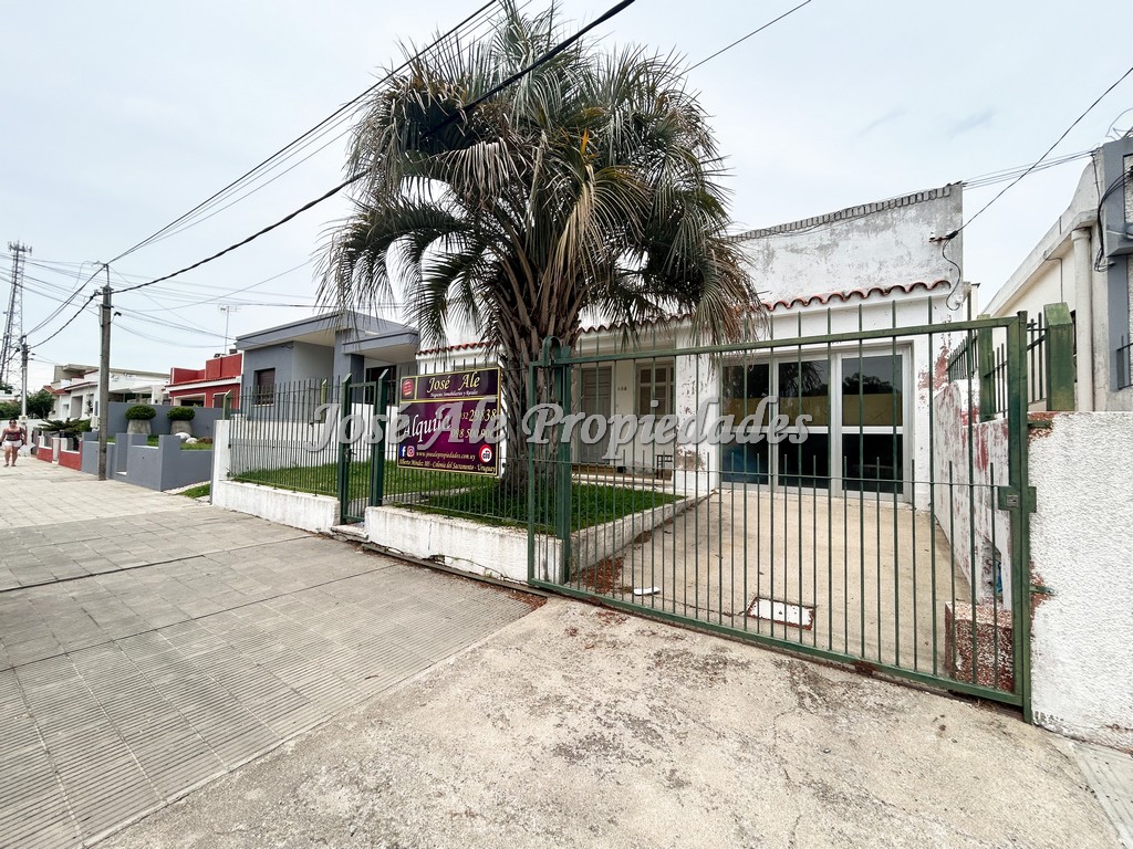 Imagen 4 de Casa ubicada en 2 Avenidas, cercada de la rambla y próxima a todos los servicios.