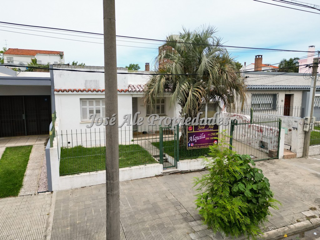 Imagen 6 de Casa ubicada en 2 Avenidas, cercada de la rambla y próxima a todos los servicios.