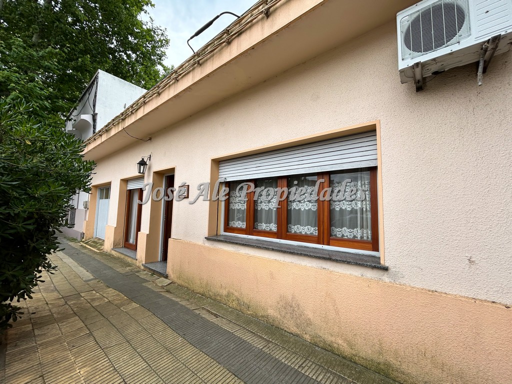 Imagen 2 de Casa ubicada en el centro de la ciudad de Colonia a 100m de Gral. Flores y a metros del hermoso Barrio Histórico, próxima al Puerto Comercial y terminal de ómnibus.