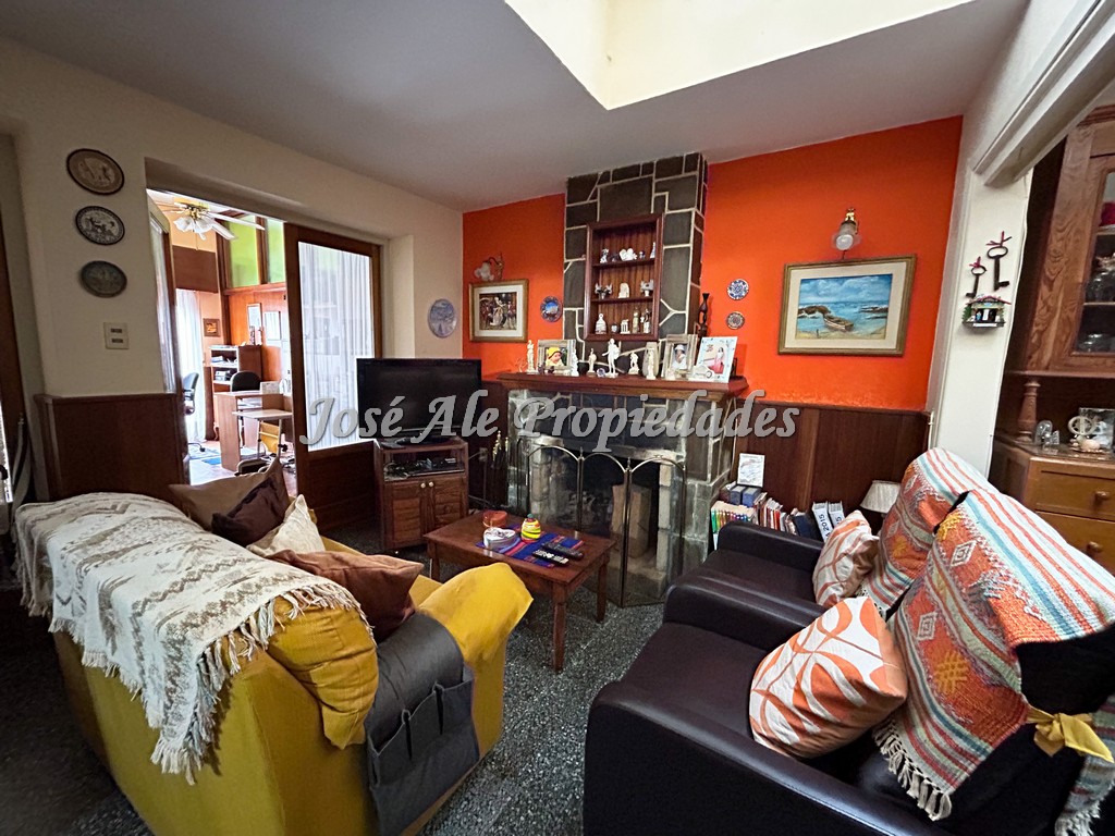 Imagen 4 de Casa ubicada en el centro de la ciudad de Colonia a 100m de Gral. Flores y a metros del hermoso Barrio Histórico, próxima al Puerto Comercial y terminal de ómnibus.