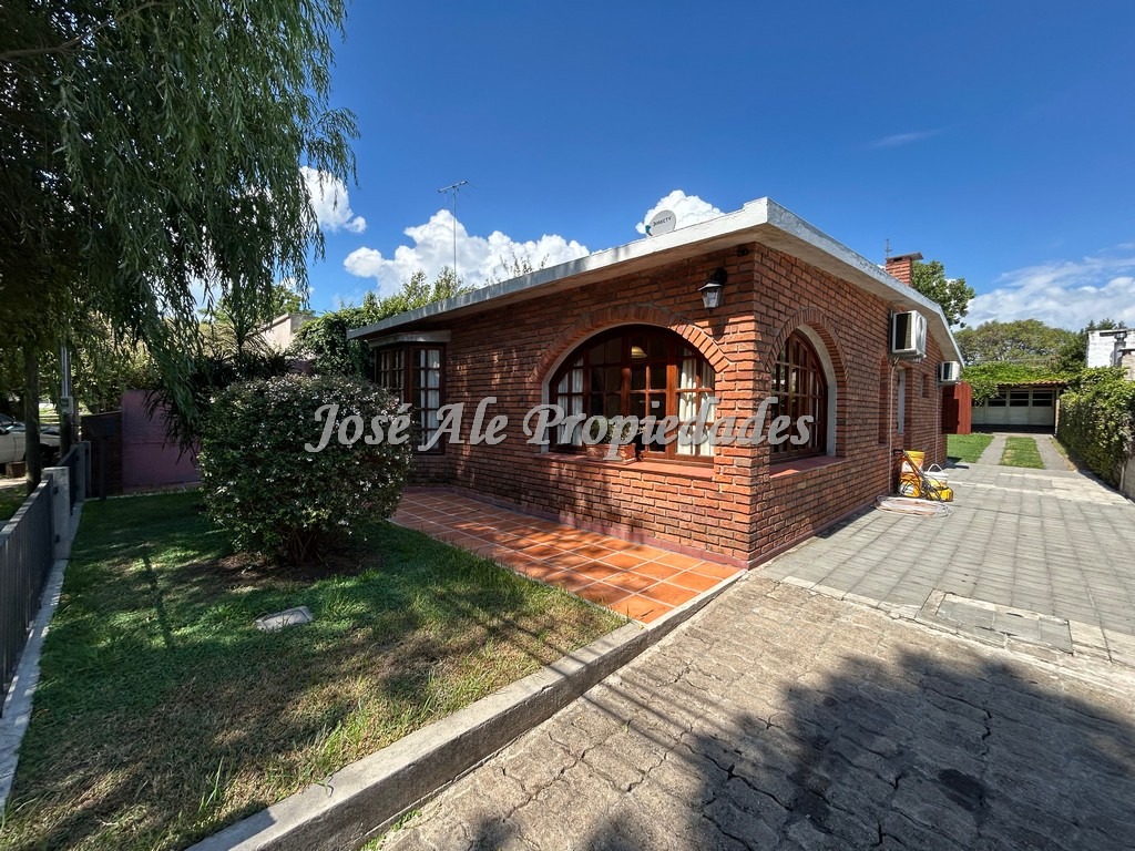 Imagen 1 de Espectacular y completa propiedad en zona residencial a corta distancia de Plaza de Toros y Rambla Costanera.