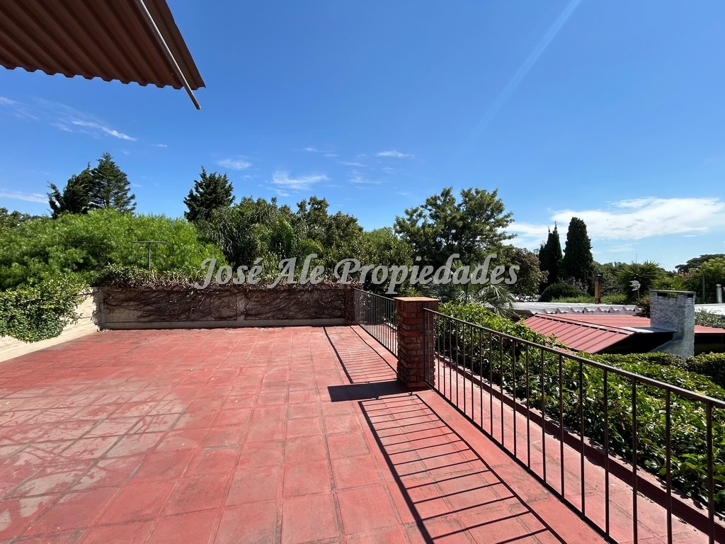 Imagen 10 de Espectacular y completa propiedad en zona residencial a corta distancia de Plaza de Toros y Rambla Costanera.