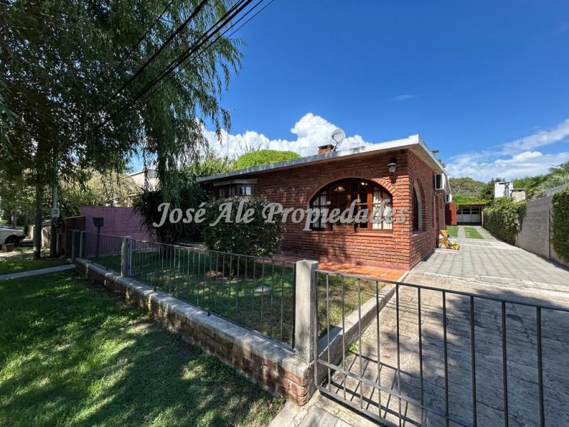 Espectacular y completa propiedad en zona residencial a corta distancia de Plaza de Toros y Rambla Costanera.