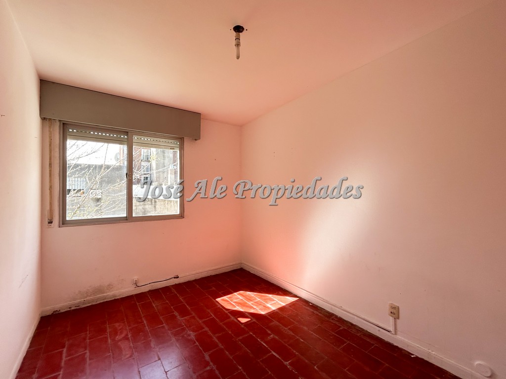 Imagen 10 de Amplio apartamento de dos dormitorios en primer piso por escaleras, frente al Río de la Plata.