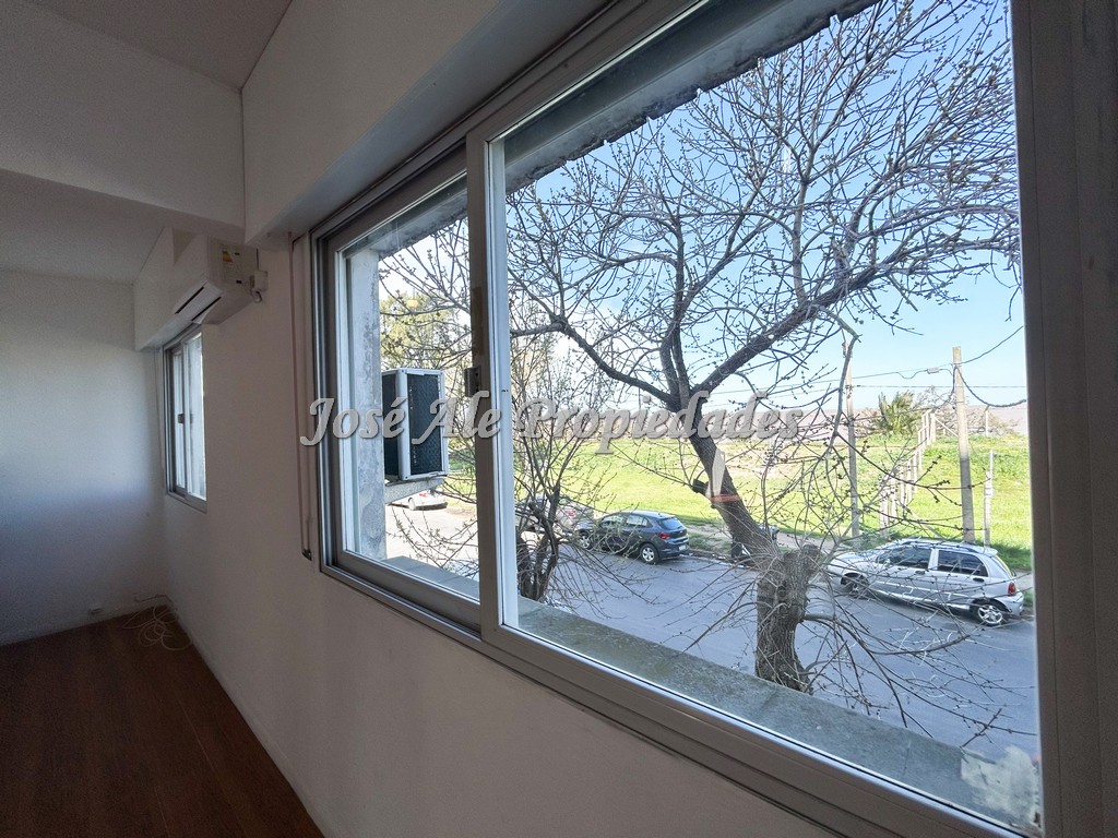 Imagen 3 de Amplio apartamento de dos dormitorios en primer piso por escaleras, frente al Río de la Plata.