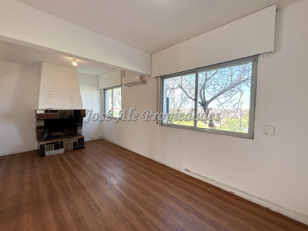 Imagen 5 de Amplio apartamento de dos dormitorios en primer piso por escaleras, frente al Río de la Plata.