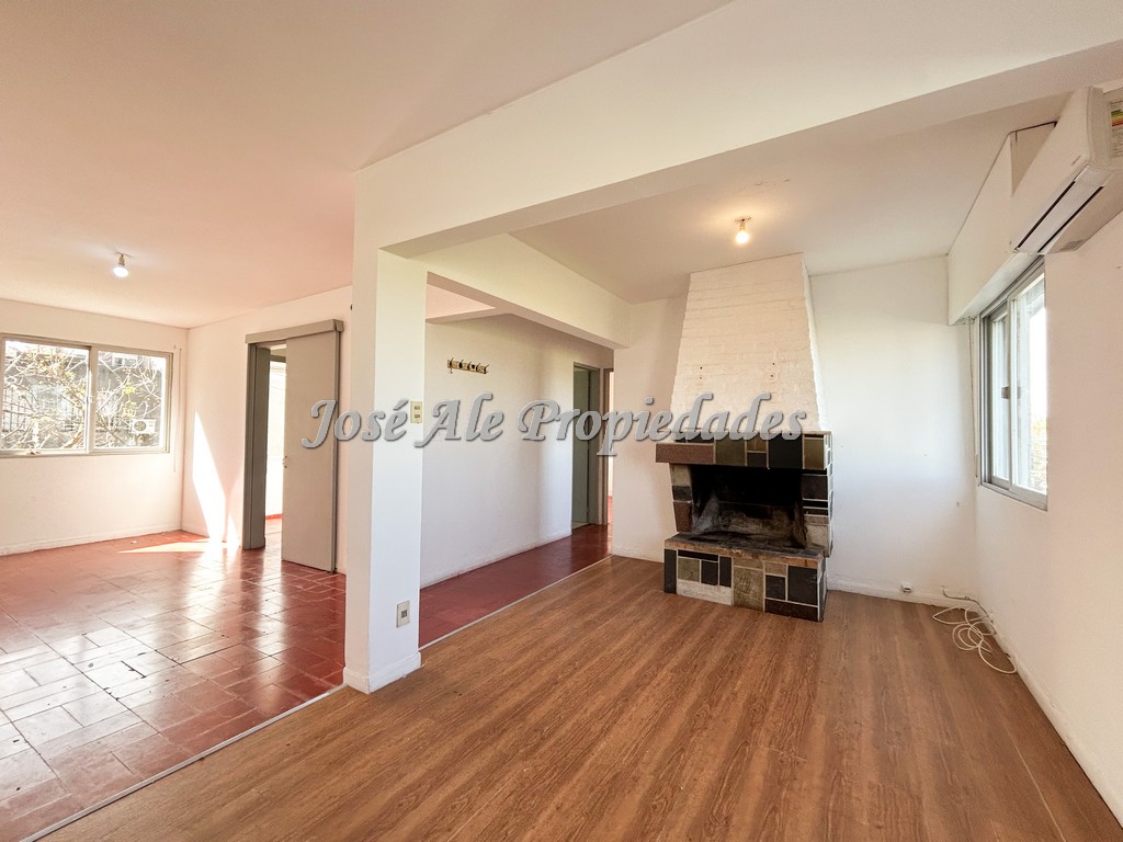 Imagen 6 de Amplio apartamento de dos dormitorios en primer piso por escaleras, frente al Río de la Plata.