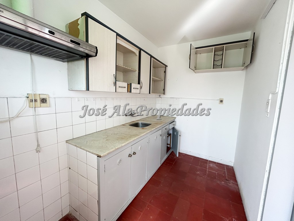 Imagen 7 de Amplio apartamento de dos dormitorios en primer piso por escaleras, frente al Río de la Plata.