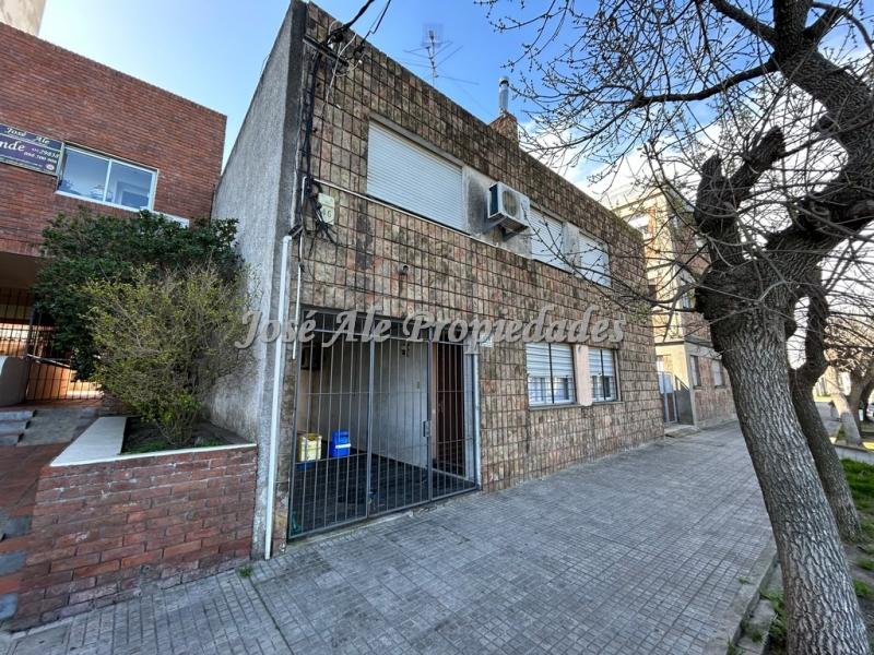 Amplio apartamento de dos dormitorios en primer piso por escaleras, frente al Río de la Plata.