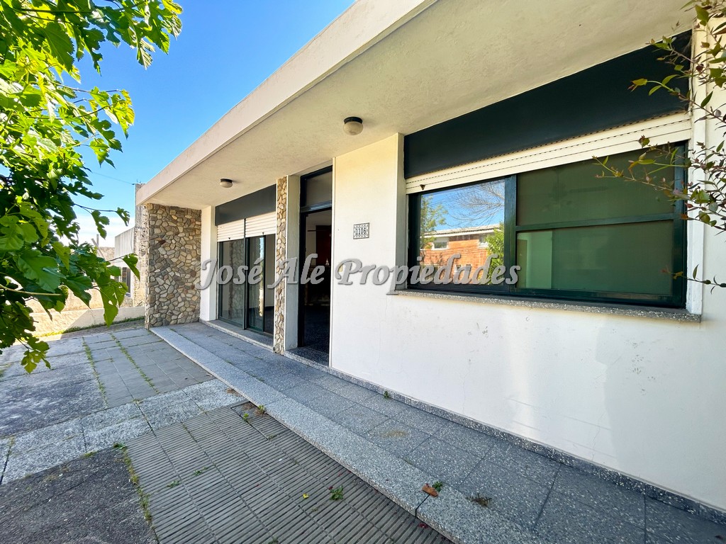 Imagen 1 de Casa ubicada en el Real de San Carlos, próxima a todos los servicios.