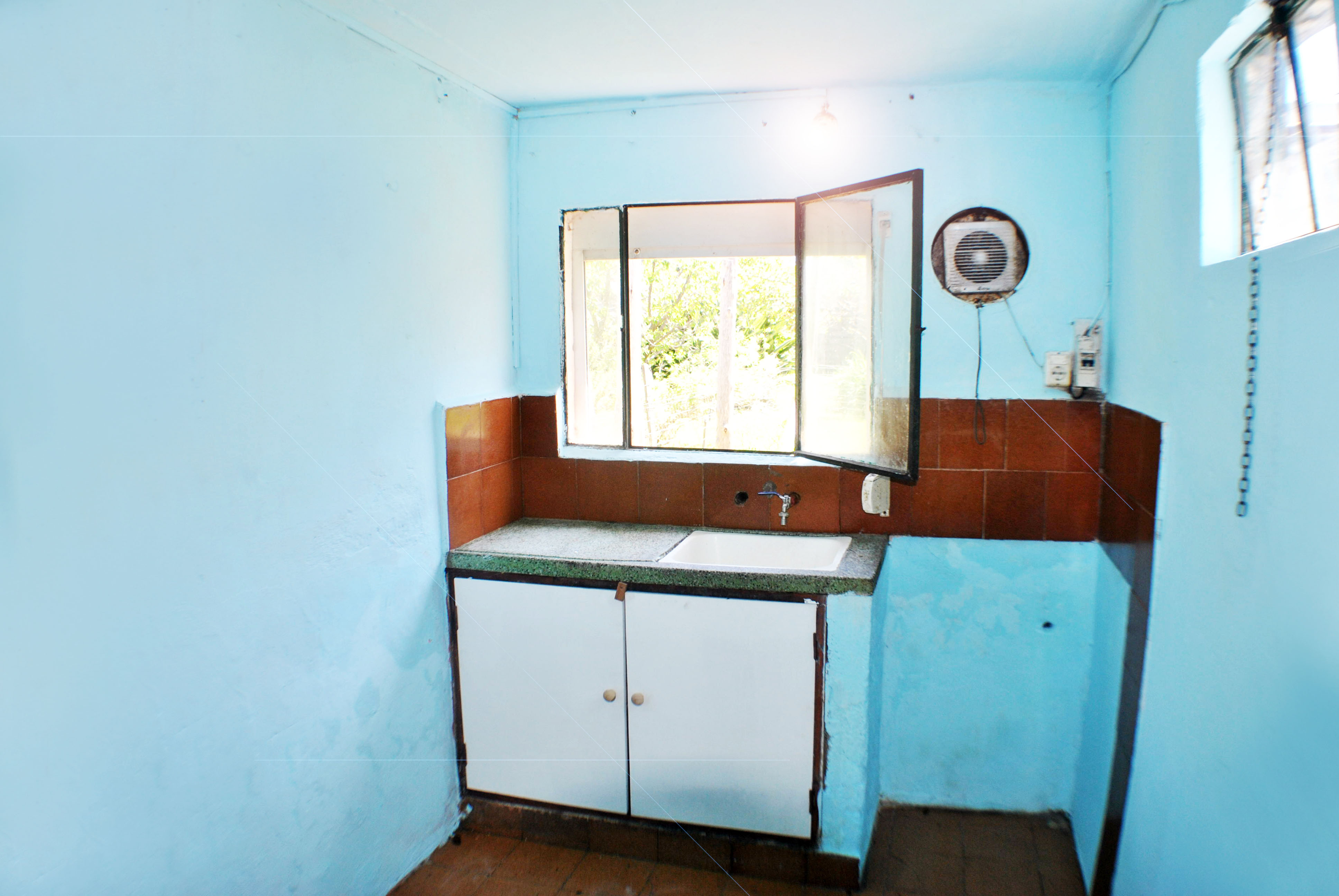 Imagen 2 de Casa de 1 dormitorio con patio, se encuentra ubicada en barrio cementerio, a pasos de todos los servicios.