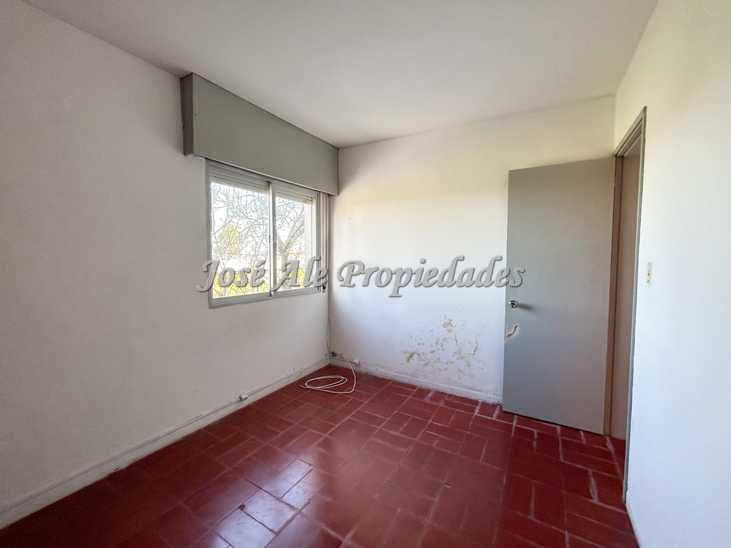 Imagen 10 de Amplio apartamento de dos dormitorios en primer piso por escaleras.