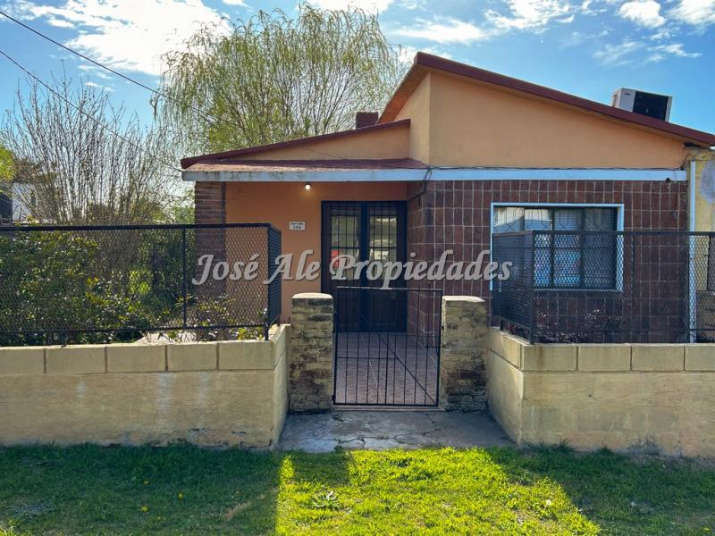 Casa ubicada en el Real de San Carlos, próxima a la Renovada Plaza de Toros y a todos los servicios.