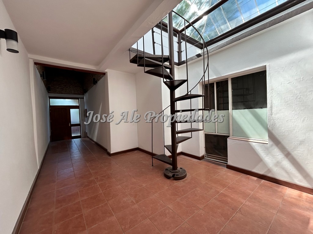 Imagen 1 de Casa de interés comercial, ubicada estratégicamente próxima a la Intendencia, en pleno centro de Colonia.