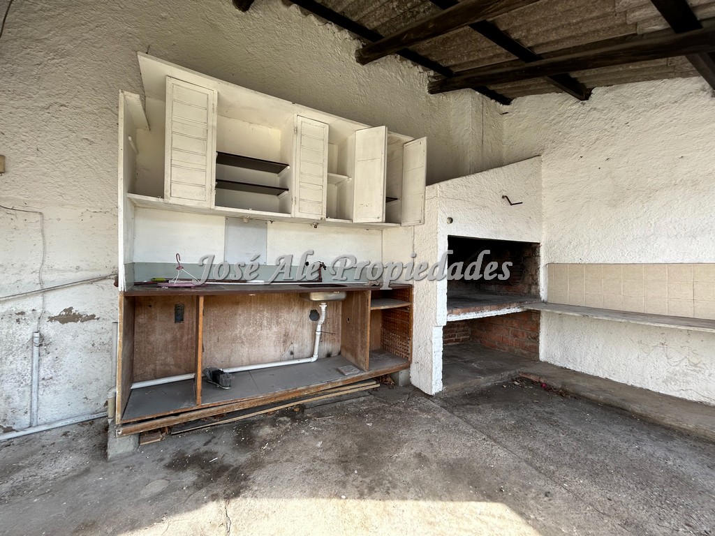 Imagen 10 de Excelente propiedad muy bien ubicada, a pasos de zona comercial de Aparicio Saravia y Dos Avenidas. Se encuentra totalmente reciclada.