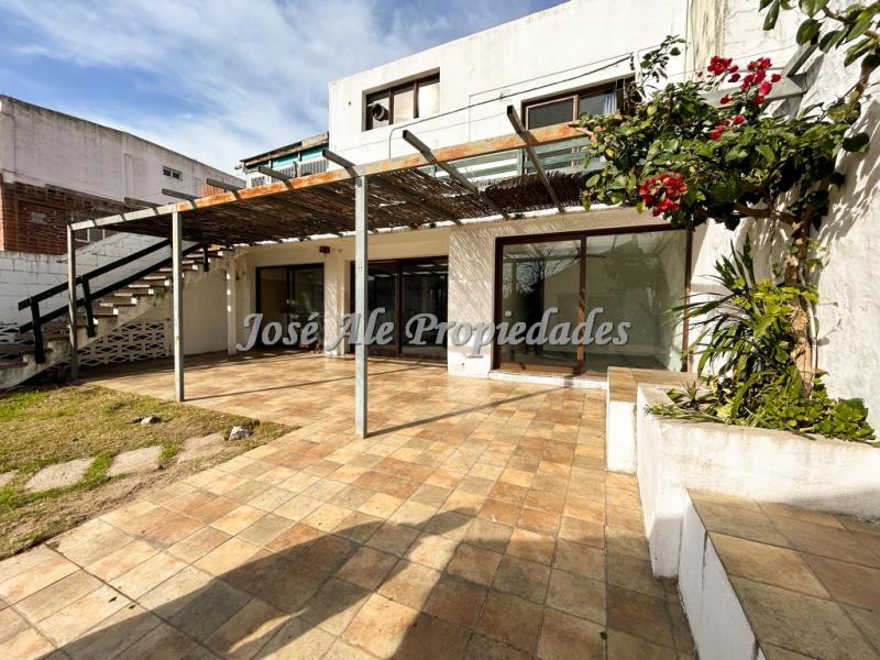 Excelente propiedad muy bien ubicada, a pasos de zona comercial de Aparicio Saravia y Dos Avenidas. Se encuentra totalmente reciclada.