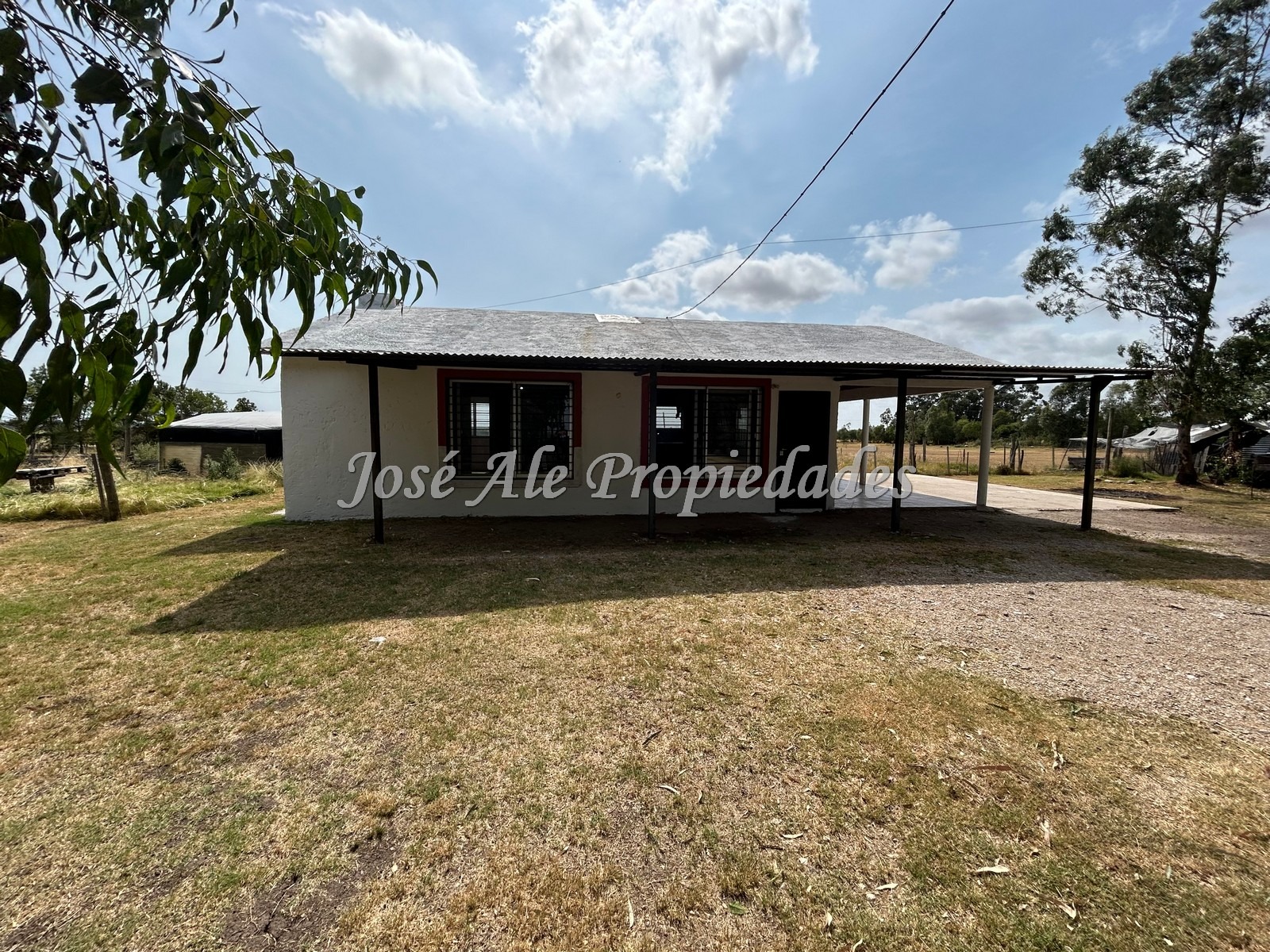 Imagen 1 de Casa de campo ubicada por camino del medio con 1000m2 de terreno, Colonia.