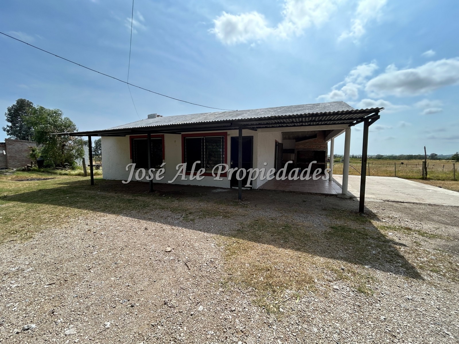 Imagen 2 de Casa de campo ubicada por camino del medio con 1000m2 de terreno, Colonia.