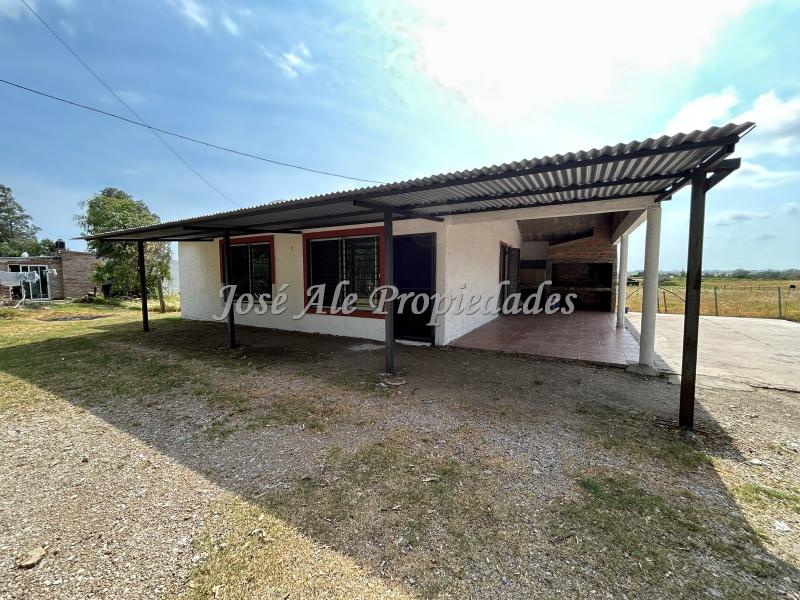 Casa de campo ubicada por camino del medio con 1000m2 de terreno, Colonia.