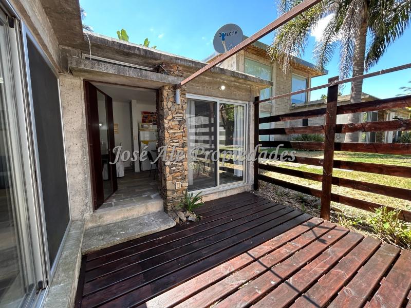 Apartamento de 1 dormitorio donde el diseño contemporáneo.