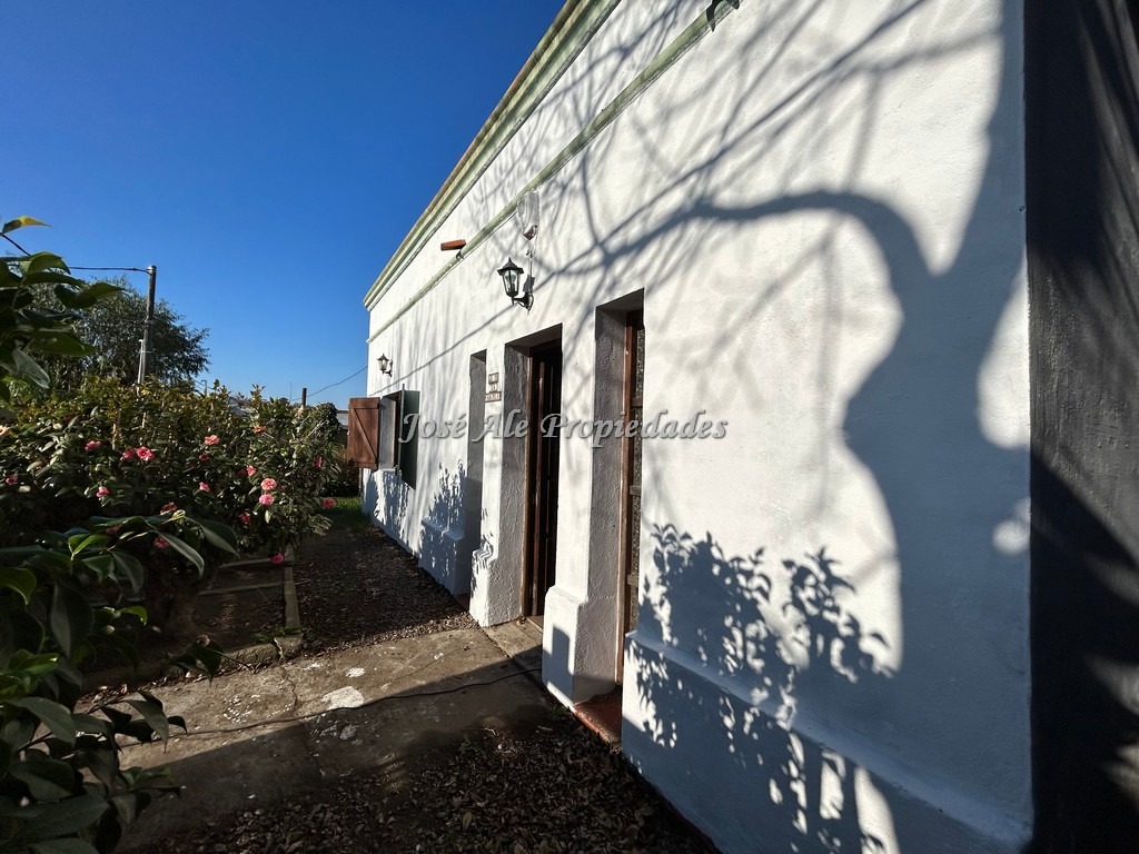 Imagen 1 de Casa ubicada en Riachuelo, próxima a Ruta 1 y a tan solo 15 minutos del centro de la ciudad de Colonia.