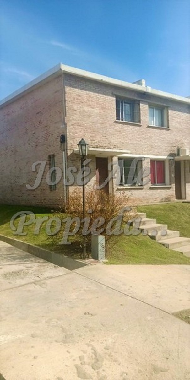 Imagen 1 de Impecable vivienda ubicada a corta distancia del centro y zona comercial de Colonia del Sacramento, a pasos de todos los servicios.