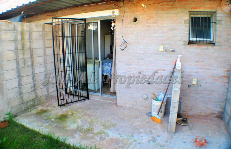 Imagen 10 de Impecable vivienda ubicada a corta distancia del centro y zona comercial de Colonia del Sacramento, a pasos de todos los servicios.