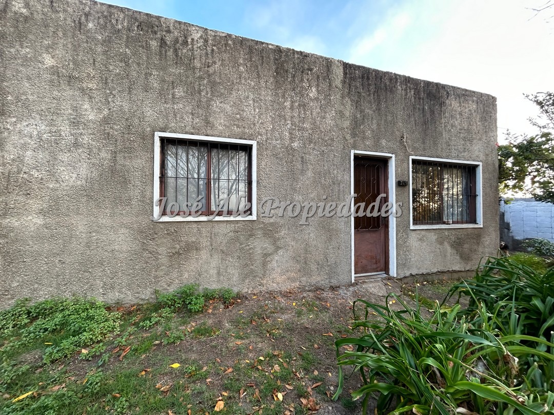 Imagen 1 de Casa ubicada próxima al nuevo hospital, a pasos de todos los servicios.