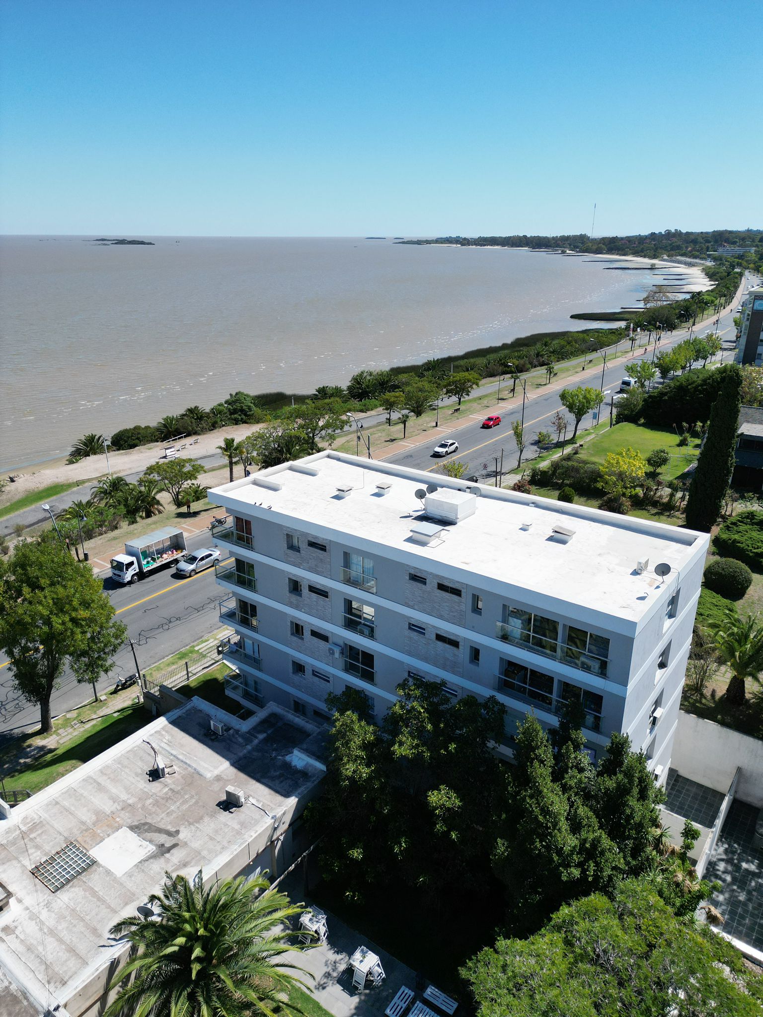 Imagen 1 de Espectacular monoambiente en edificio residencial frente al Rio de la Plata.