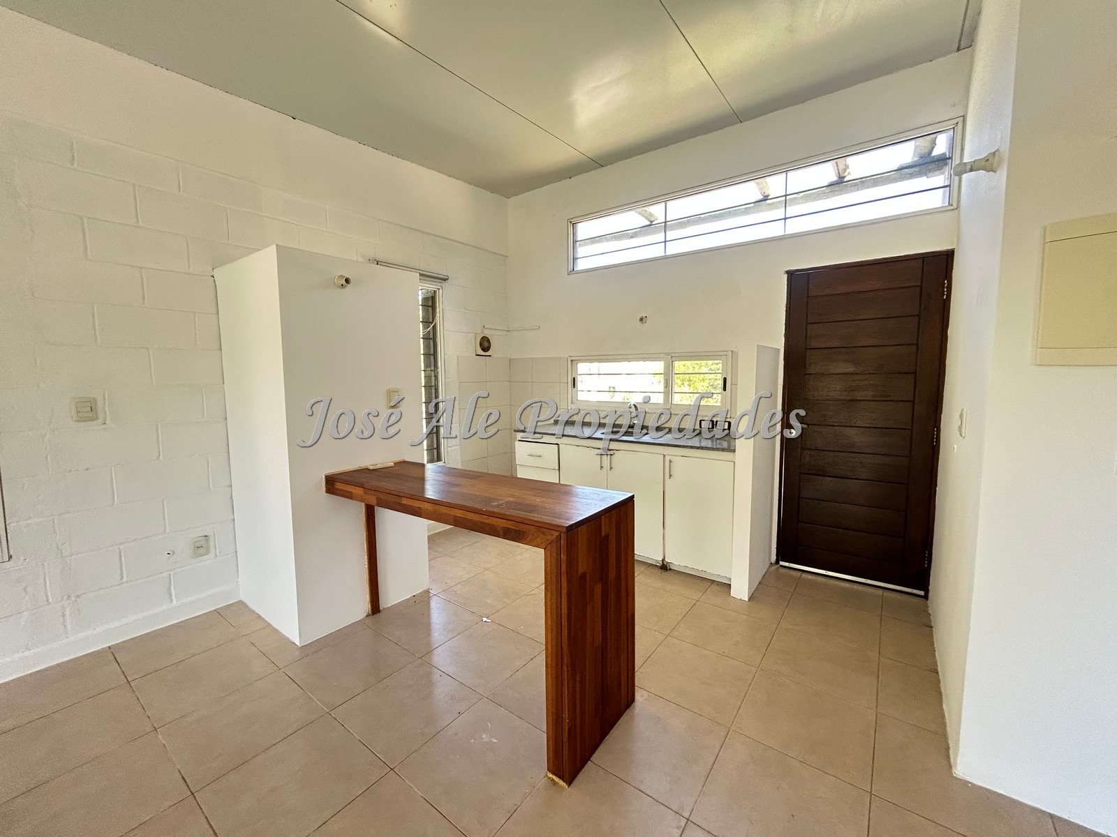 Imagen 3 de EN VENTA Propiedad ubicada en zona Real de San Carlos, cerca de todos los centros de estudios.