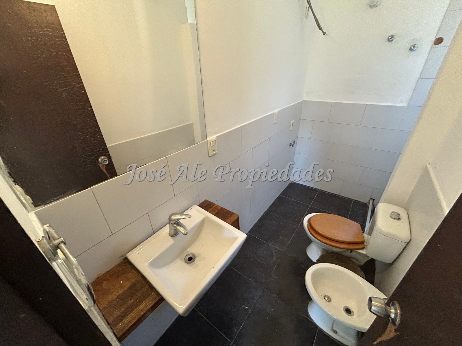 Imagen 8 de EN VENTA Propiedad ubicada en zona Real de San Carlos, cerca de todos los centros de estudios.