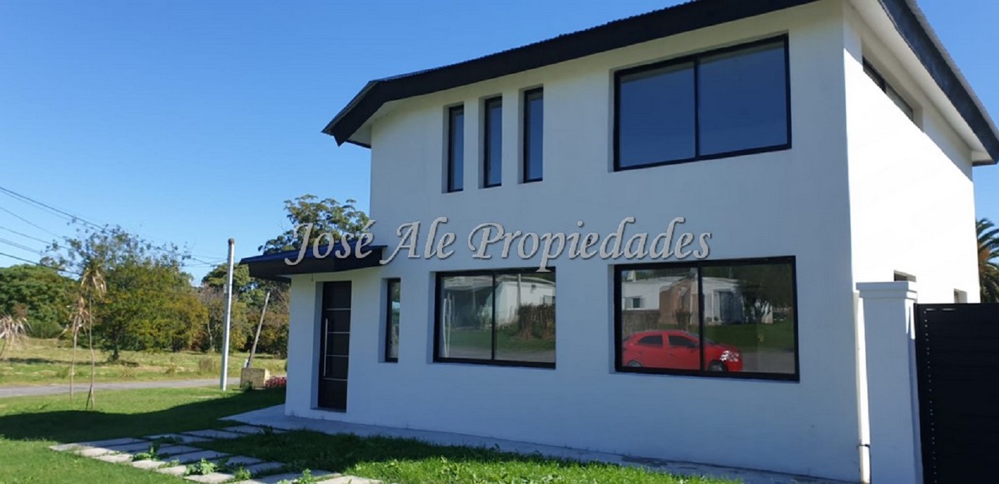 Imagen 1 de Exclusiva y muy completa casa ubicada a metros de la mágica e histórica plaza de toros, rodeada de un entorno agradable y tranquilo.