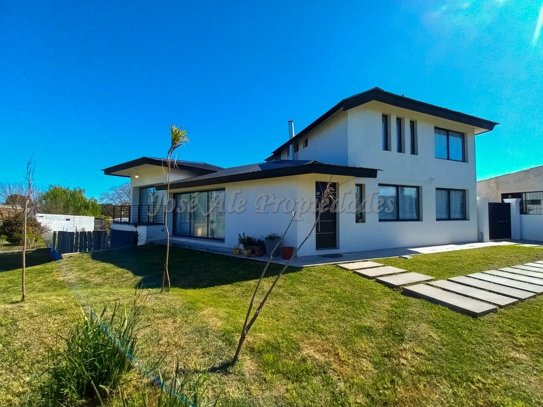 Imagen 2 de Exclusiva y muy completa casa ubicada a metros de la mágica e histórica plaza de toros, rodeada de un entorno agradable y tranquilo.