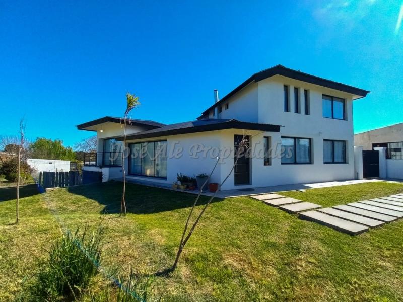 Exclusiva y muy completa casa ubicada a metros de la mágica e histórica plaza de toros, rodeada de un entorno agradable y tranquilo.