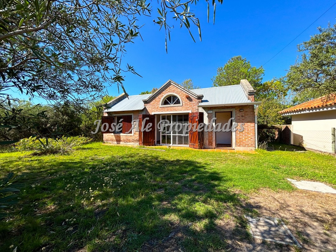Imagen 2 de Encantadora casa a solo metros de Rambla costanera.