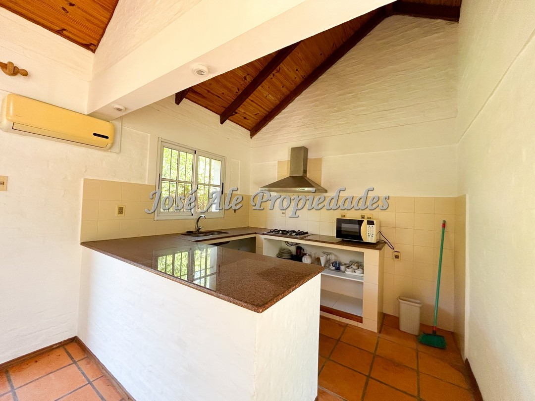 Imagen 4 de Encantadora casa a solo metros de Rambla costanera.