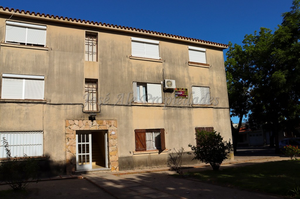 Imagen 1 de Vivienda ubicada en Complejo INVE, a metros de Colonia Shopping y zona comercial Tres Avenidas.