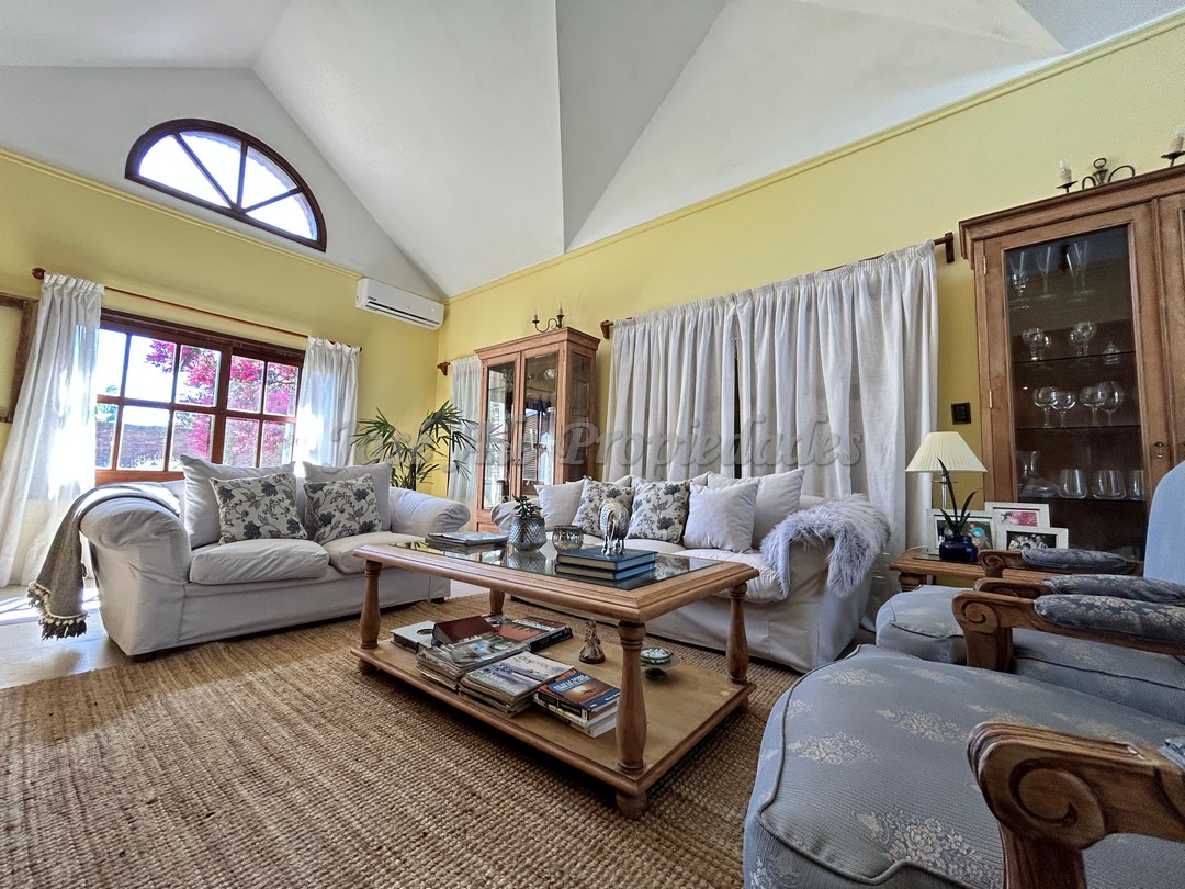 Imagen 3 de Espectacular y completa propiedad en zona residencial a 3 cuadras de Rambla Costanera y próxima a todos los servicios.