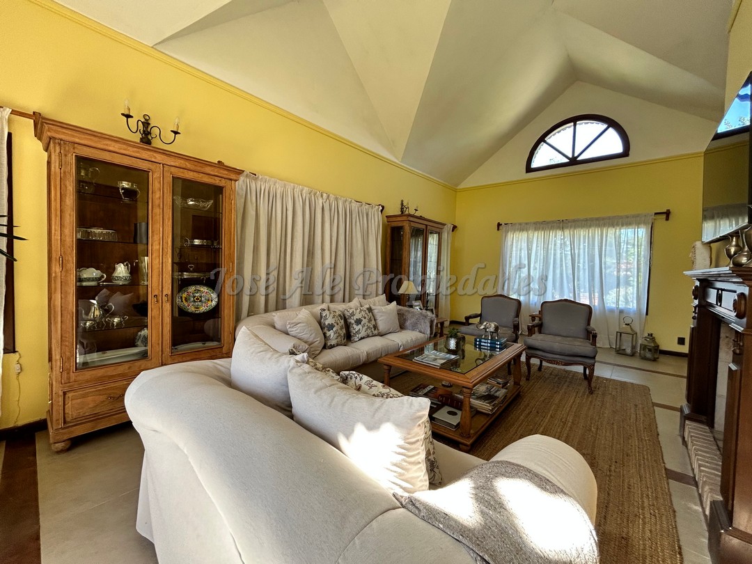 Imagen 4 de Espectacular y completa propiedad en zona residencial a 3 cuadras de Rambla Costanera y próxima a todos los servicios.