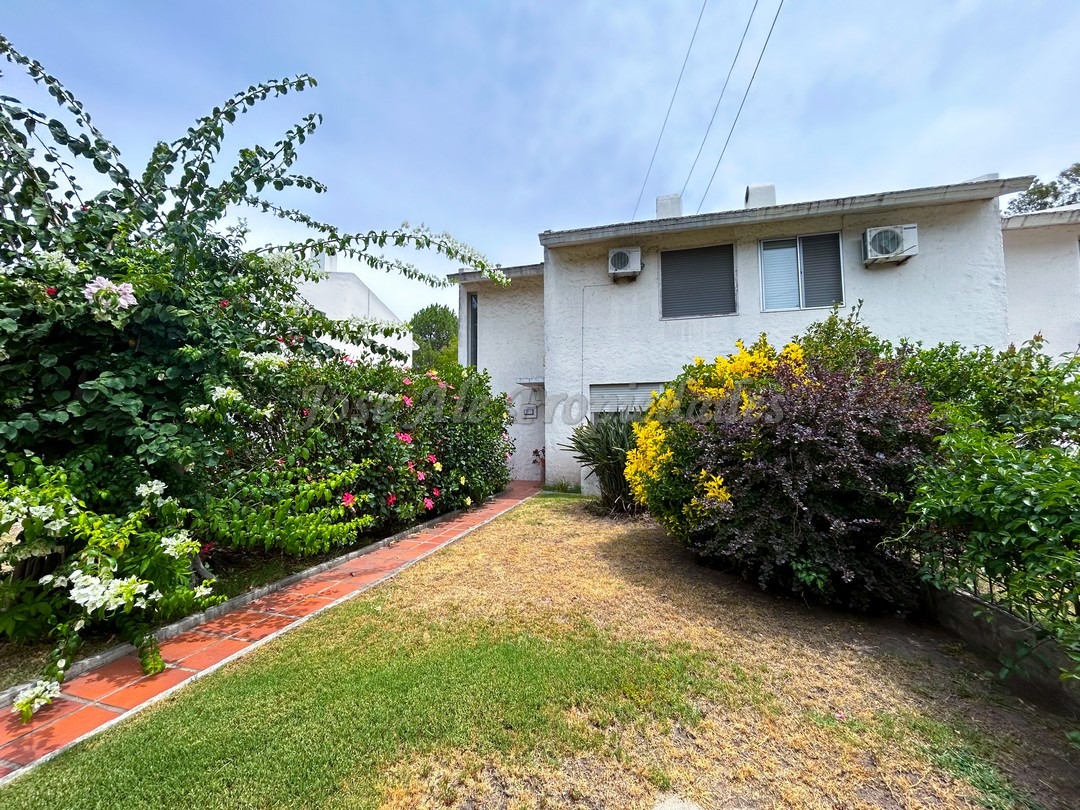 Imagen 1 de Hermosa casa a metros de la Rambla Costanera y playas de Colonia.