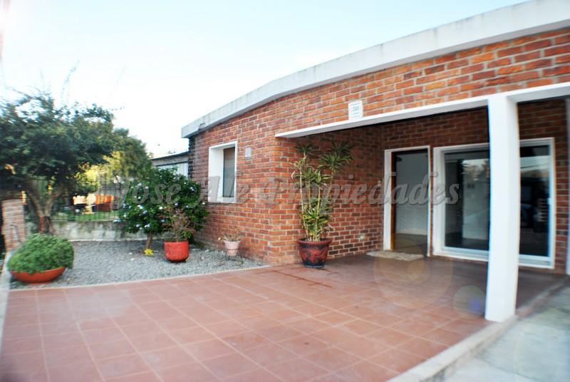 Linda propiedad ubicada en barrio Los Nogales a corta distancia del centro de Colonia del Sacramento.