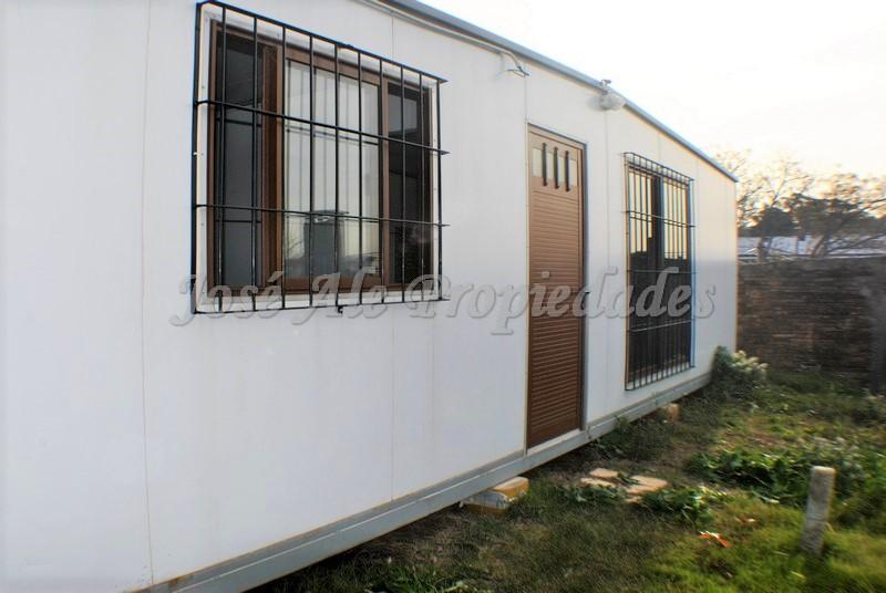 Apartamento ubicado en zona comercial, a metros de Av. Aparicio Saravia y próximo a todos los servicios.