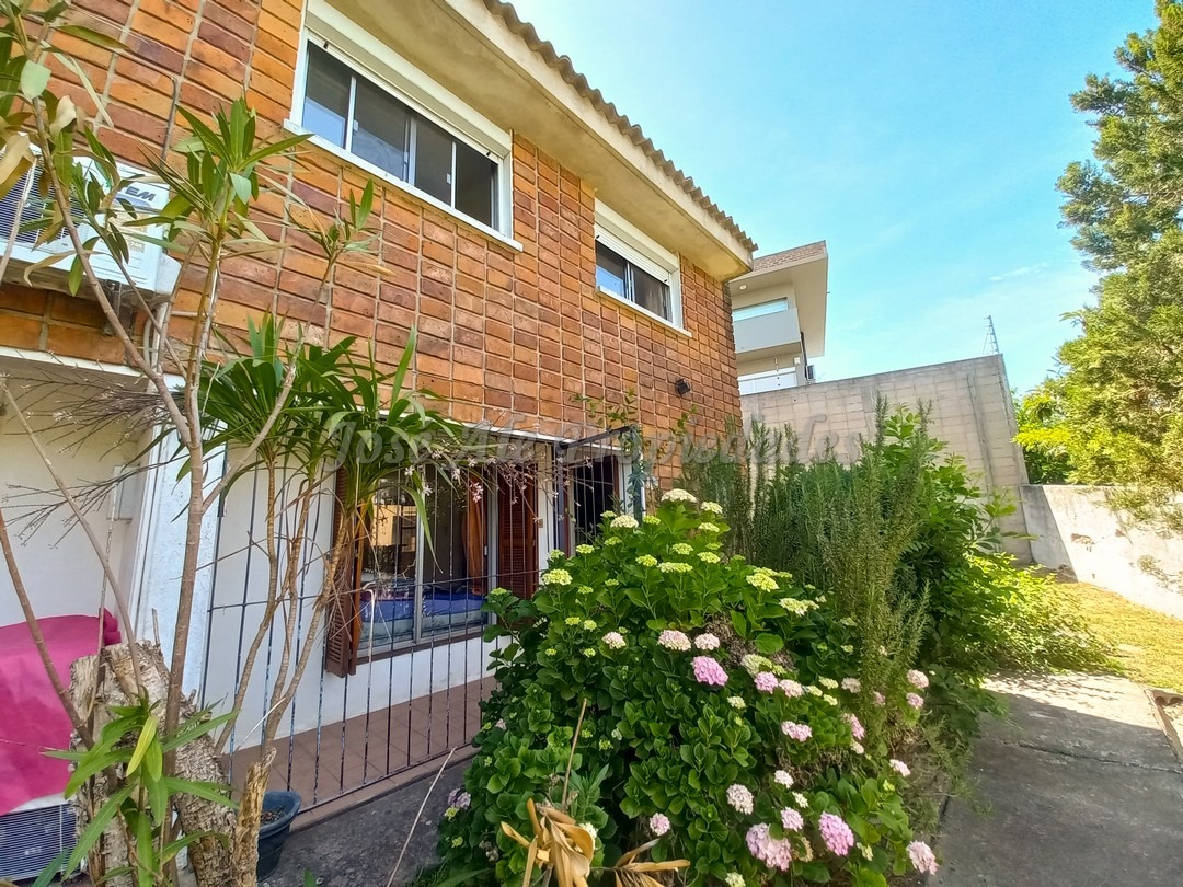 Imagen 1 de Hermosa vivienda de 3 dormitorios ubicada en complejo sobre calle Eugenio Araus.