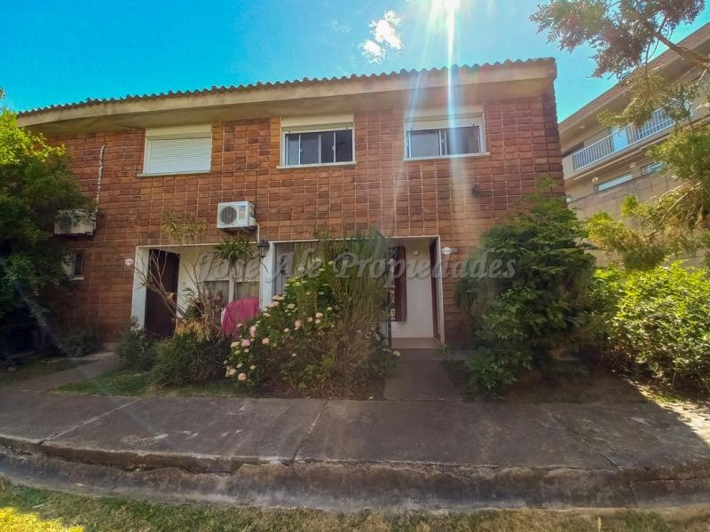 Hermosa vivienda de 3 dormitorios ubicada en complejo sobre calle Eugenio Araus.