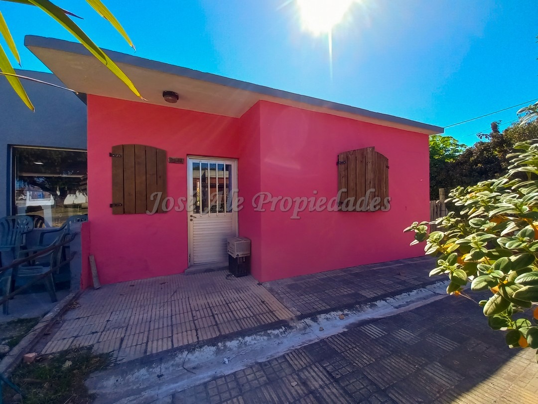 Imagen 1 de Casa ubicada en el Real de San Carlos a pocas cuadras de Plaza de Toros, U.D.E, C.E.R.P y a 6 cuadras de la rambla y playas de Colonia.