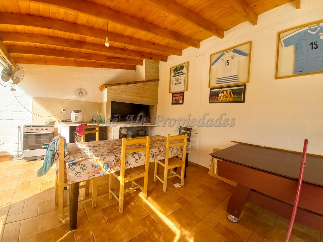 Imagen 10 de Casa ubicada en el Real de San Carlos a pocas cuadras de Plaza de Toros, U.D.E, C.E.R.P y a 6 cuadras de la rambla y playas de Colonia.