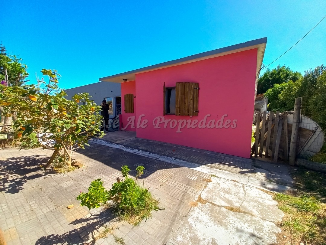 Imagen 2 de Casa ubicada en el Real de San Carlos a pocas cuadras de Plaza de Toros, U.D.E, C.E.R.P y a 6 cuadras de la rambla y playas de Colonia.