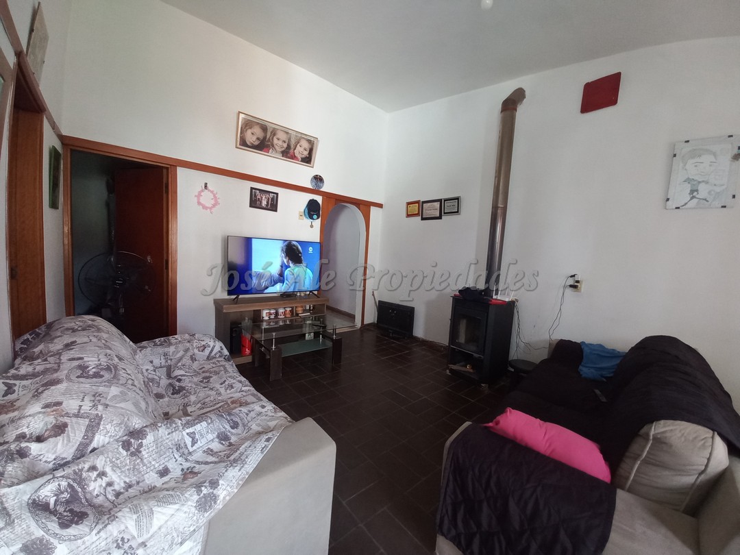 Imagen 3 de Casa ubicada en el Real de San Carlos a pocas cuadras de Plaza de Toros, U.D.E, C.E.R.P y a 6 cuadras de la rambla y playas de Colonia.