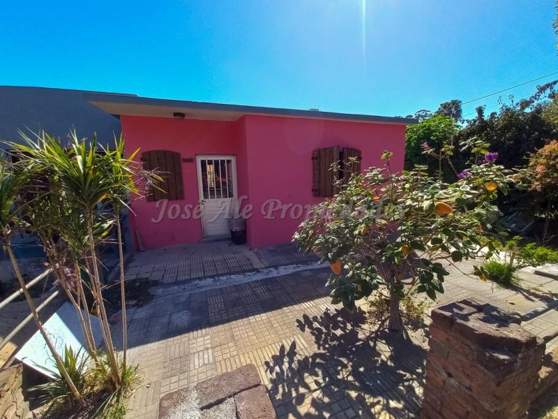 Casa ubicada en el Real de San Carlos a pocas cuadras de Plaza de Toros, U.D.E, C.E.R.P y a 6 cuadras de la rambla y playas de Colonia.